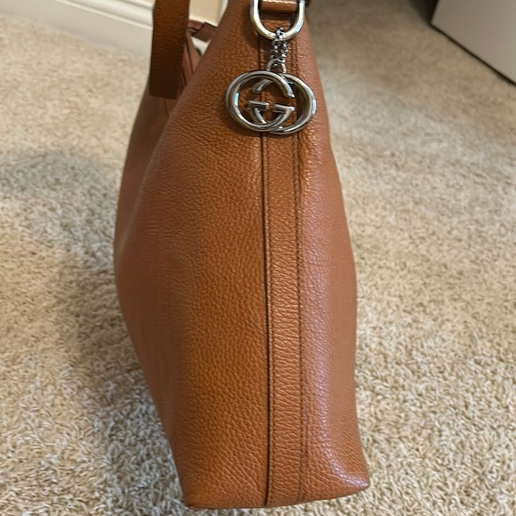 Gucci GG Charm Hobo Camel Pebbled Leather Shoulder Bag - Picture 4 of 16